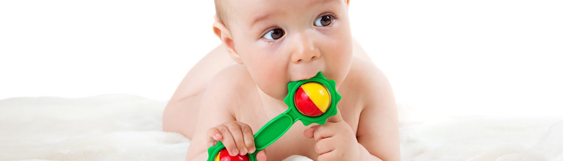 Enfant hochet